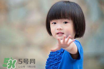 什么原因?qū)е潞⒆有愿駜?nèi)向？孩子性格內(nèi)向該怎么辦？