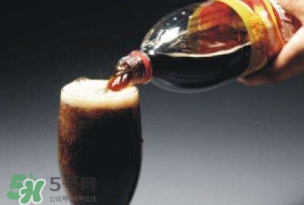 為什么喝碳酸飲料打嗝嗆鼻子？碳酸飲料為什么會冒泡