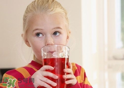 為什么喝碳酸飲料打嗝嗆鼻子？碳酸飲料為什么會冒泡