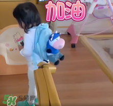 餃子的奶牛背包是什么牌子？寶寶背包應(yīng)該怎么挑選？