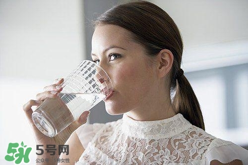 30天不喝飲料，妹子的對(duì)比照令人震驚 喝白開水的好處