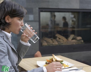 30天不喝飲料，妹子的對(duì)比照令人震驚 喝白開水的好處