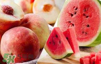桃子和西瓜一起吃會(huì)中毒嗎？桃子和西瓜能一起吃嗎？