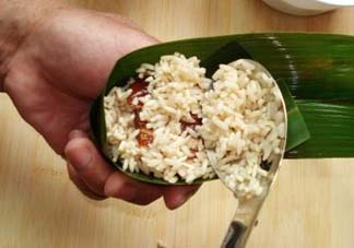 包粽子是生米還是熟米？包粽子的米是煮的還是生的？