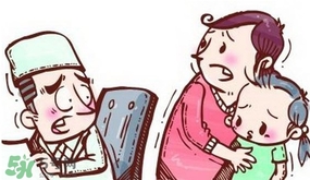 異食癖是什么?。慨愂绸痹趺粗?></p><h3>異食癖怎么治</h3><p>一、補鋅治療異食癖</p><p>缺鋅是異食癖的病因，異食癖是缺鋅的表現(xiàn)。缺鋅可引起味覺素分泌減少。味覺素是一種含鋅的唾液蛋白質(zhì)，是維持口腔粘膜上皮細胞的結(jié)構(gòu)功能和代謝的重要營養(yǎng)素，故缺鋅可引起口腔粘膜上皮細胞增生修復(fù)和角化不全，易于脫落，脫落的上皮細胞易阻塞味蕾孔，使食物難以接觸或接觸味蕾孔不全，不易引起味覺，或造成味覺減退、味覺敏感消失，或致味覺紊亂，發(fā)生食欲不振、厭食或異食癖等臨床表現(xiàn)。國外曾有報道，異食癖患兒血清鋅含量低，補鋅后癥狀改善或消失。國內(nèi)也有類似發(fā)現(xiàn)和臨床診治的經(jīng)驗。</p><p>對于異食癖的治療，有缺鋅、缺鐵者及時口服鋅制劑。嬰幼兒在添加輔食時和年長兒食譜的安排一定要注意含鋅食物的選擇。平時要多關(guān)心孩子，加強對孩子的管教，生活上多一點關(guān)懷和照料。給孩子多講授一些科學(xué)知識，養(yǎng)成良好飲食習慣，不偏食、挑食。注意個人衛(wèi)生，飯前便后必須洗手，不咬指甲，不吃臟東西和不能吃的非食物性物品。定期給孩子做健康檢查。</p><p>二、飲食治療異食癖</p><p style=