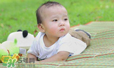 夏天寶寶睡覺穿什么好？夏天寶寶睡覺能光著睡嗎？