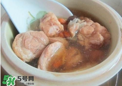 鱷魚肉燉湯要去皮嗎？鱷魚肉煲湯新鮮的好還是干的好