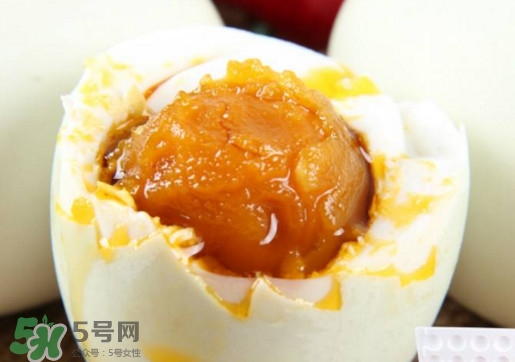 咸鴨蛋為什么會(huì)出油？咸鴨蛋為什么有油