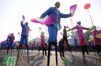 游百病是什么意思？為什么要在端午節(jié)游百?。?></p><p>男女老幼往野外游玩， 穿新衣， 在中午一時(shí)左右， 路上山上或樹(shù)下擠滿人群，手抱花草， 非?？鞓?lè)。晚上回家將花草和水煮開(kāi)洗澡，老年人稱為“游百病”及“洗百病”，不出去游百病及洗百病的人，一年到頭就不會(huì)獲得吉利。</p><h3>哪些地方舉行游百病</h3><p>“游百病”流行甚廣，在四川、陜西、貴州等地都有較大的影響力，是通過(guò)四處游走散步祈求身體健康的一種傳統(tǒng)民俗活動(dòng)。2013年，四川閬中“游百病”成功申請(qǐng)“中國(guó)體育非物質(zhì)文化遺產(chǎn)”，讓全國(guó)人民對(duì)“游百病”有了初步的了解，但事實(shí)上 ，“游百病”在各地區(qū)是不盡相同的。</p><p>四川閬中市的游百病活動(dòng)是在每年的正月十六舉行。這一天，家家戶戶都會(huì)走到戶外，或游走，或登高，以祈禱來(lái)年百病消。</p><p style=
