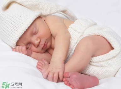 寶寶坐不穩(wěn)的原因 寶寶為什么會(huì)坐不穩(wěn)呢？