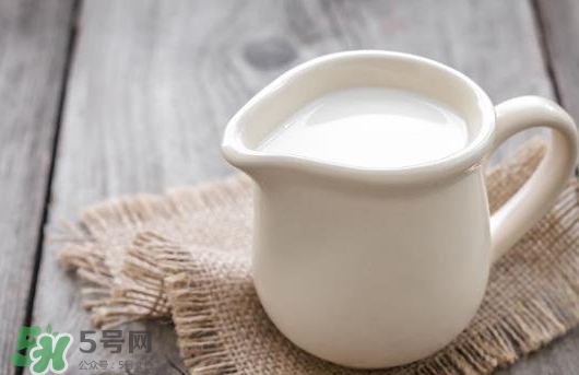 胃脹氣可以喝牛奶嗎？胃脹氣喝牛奶會(huì)怎樣？