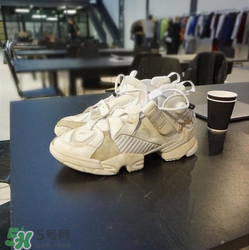 2018vetements reebok pump最新聯(lián)名運(yùn)動鞋什么樣_好看嗎？