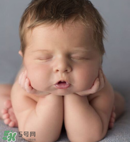 嬰兒吃藥后多久可以吃奶？嬰兒吃藥后多久可以喝奶粉？