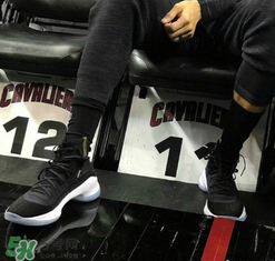 under armour curry4黑金怎么樣？庫里總決賽戰(zhàn)靴客場配色諜照曝光