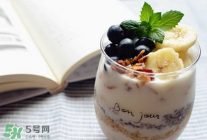 藍(lán)莓和香蕉能一起吃嗎？藍(lán)莓可以和香蕉榨汁嗎？