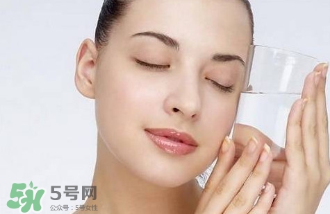 馬鈴薯能去痘印嗎？馬鈴薯可以祛痘?。?></p><p>馬鈴薯具有抗衰老的功效。它含有豐富的維生素B1、B2、B6和泛酸等B族維生素及大量的優(yōu)質(zhì)纖維素，還含有微量元素、氨基酸、蛋白質(zhì)、脂肪和優(yōu)質(zhì)淀粉等營養(yǎng)元素。</p><p>馬鈴薯含有豐富的膳食纖維，有資料表示，其含量與蘋果一樣多。因此胃腸對馬鈴薯的吸收較慢，食用馬鈴薯后，停留在腸道中的時(shí)間比米飯長的多，所以更具有飽腹感，同時(shí)還能幫助帶走一些油脂和垃圾，具有一定的通便排毒作用。</p><p>馬鈴薯是碳水化合物，但是其含量僅是同等重量大米的1/4左右。研究表明，馬鈴薯中的淀粉是一種抗性淀粉，具有縮小脂肪細(xì)胞的作用。同時(shí)，馬鈴薯幾乎不含脂肪，100g馬鈴薯脂肪含量僅為0.2g。</p><p>馬鈴薯是非常好的高鉀低鈉食品，很適合水腫型肥胖者食用，加上其鉀含量豐富，幾乎是蔬菜中最高的，所以還具有瘦腿的功效。</p> </div>
<div align=