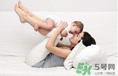 母乳喂養(yǎng)要喂水嗎？純母乳喂養(yǎng)要不要喂水？