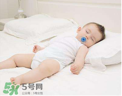 夏天寶寶需要穿襪子睡覺嗎？寶寶夏天睡覺要穿襪子嗎？