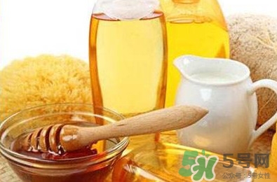 吃螃蟹可以喝蜂蜜水嗎？吃螃蟹能喝橙汁嗎？