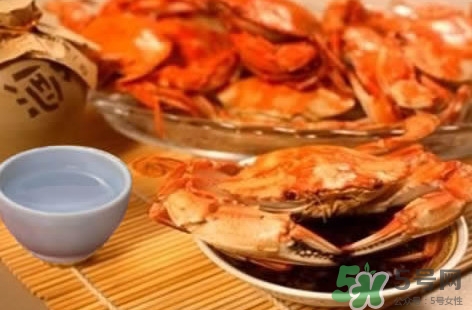 吃花蓋蟹可以喝啤酒嗎？吃花蓋蟹能喝啤酒嗎