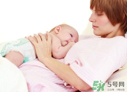 母乳喂養(yǎng)要喂水嗎？純母乳喂養(yǎng)要不要喂水？