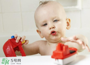 嬰兒浴盆是帶浴網(wǎng)還還是帶浴板好？嬰兒浴盆什么款式好？
