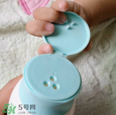 爽身粉可以擦臉上嗎？臉上可不可以涂爽身粉？