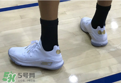 under armour curry 4 low低幫版白金配色上腳怎么樣？