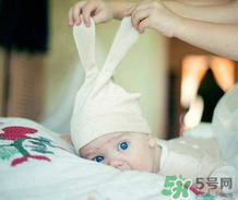 寶寶發(fā)燒是用熱毛巾還是冷毛巾敷？寶寶發(fā)燒用什么毛巾敷？