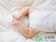 寶寶發(fā)燒是用熱毛巾還是冷毛巾敷？寶寶發(fā)燒用什么毛巾敷？