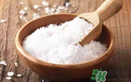 食鹽發(fā)藍怎么回事？食鹽中一般會添加什么食品添加劑