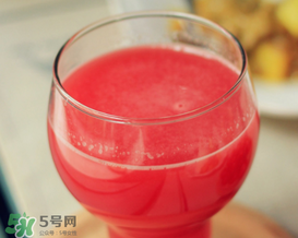 西瓜汁為什么會分層？西瓜汁分層還能喝嗎？