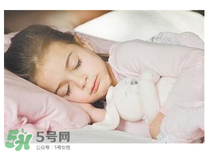 寶寶需要枕頭嗎？寶寶多大可以用枕頭？