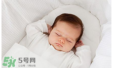 寶寶需要枕頭嗎？寶寶多大可以用枕頭？