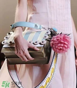 fendi小菠蘿毛球掛件多少錢？芬迪菠蘿毛球價格