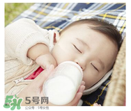 母乳寶寶要比喂奶粉的寶寶體質好嗎 母乳比奶粉營養(yǎng)嗎？