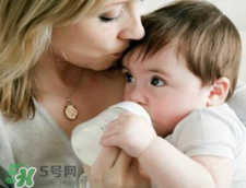 母乳寶寶要比喂奶粉的寶寶體質好嗎 母乳比奶粉營養(yǎng)嗎？