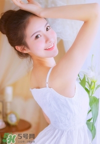 化完妝臉上出油是什么原因？化完妝臉上出油怎么辦？