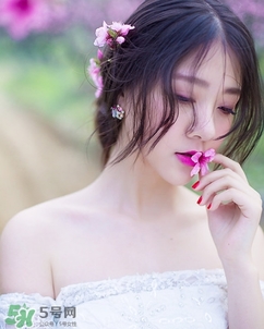 化完妝臉上出油是什么原因？化完妝臉上出油怎么辦？