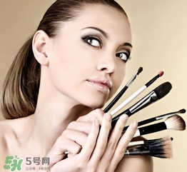 化妝后臉癢是怎么回事？化妝后臉癢怎么辦？