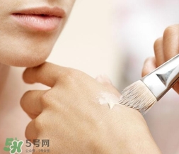 化妝后臉癢是怎么回事？化妝后臉癢怎么辦？