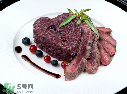 藍(lán)莓和牛肉能一起吃嗎？藍(lán)莓和牛肉會(huì)過敏嗎？