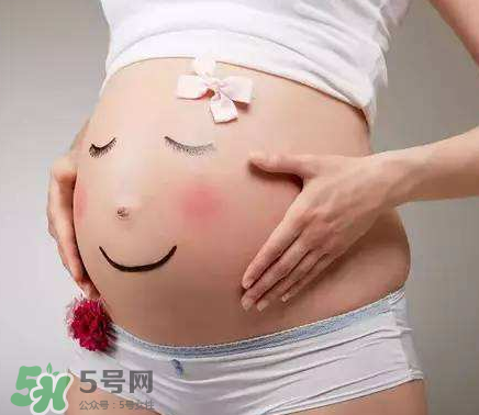 妊娠紋到底是怎么樣形成的？妊娠紋形成的原因是什么