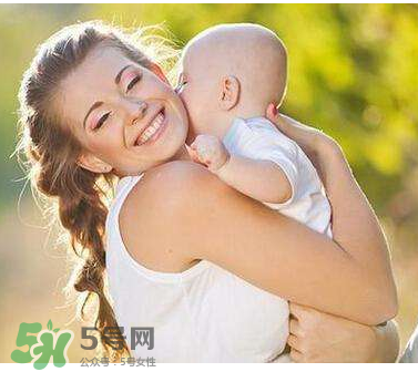 孕婦洗頭可以用護(hù)發(fā)素嗎？孕婦洗頭要不要用護(hù)發(fā)素？