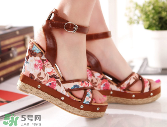 夏天穿涼鞋腳出汗怎么辦？夏天穿涼鞋腳臭怎么辦？