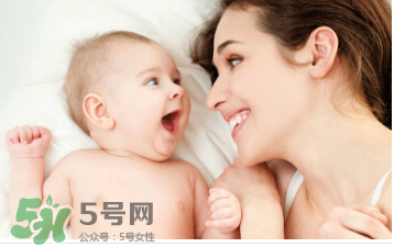 母乳喂養(yǎng)胸部一大一小怎么辦？母乳喂養(yǎng)會導(dǎo)致胸不對稱嗎？