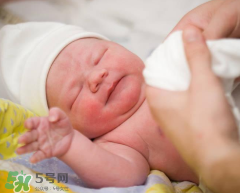 母乳喂養(yǎng)胸會(huì)變大嗎？母乳喂養(yǎng)后胸部的變化