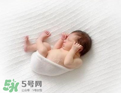 新生兒能用母乳洗臉嗎？新生兒能用母乳擦臉嗎？