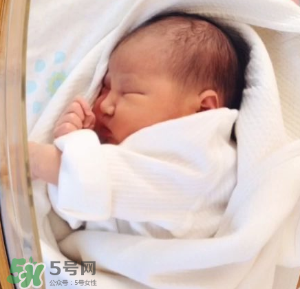 新生兒能用母乳洗臉嗎？新生兒能用母乳擦臉嗎？