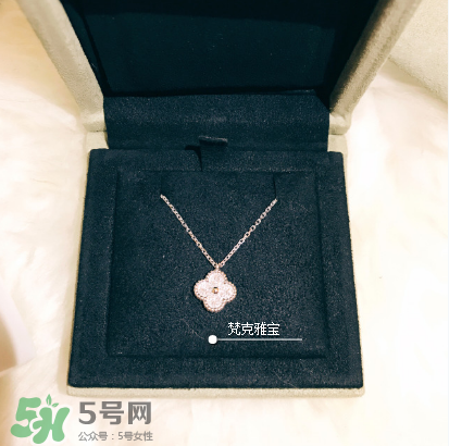 梵克雅寶四葉草項(xiàng)鏈?zhǔn)鞘裁床馁|(zhì)？四葉草項(xiàng)鏈材質(zhì)介紹